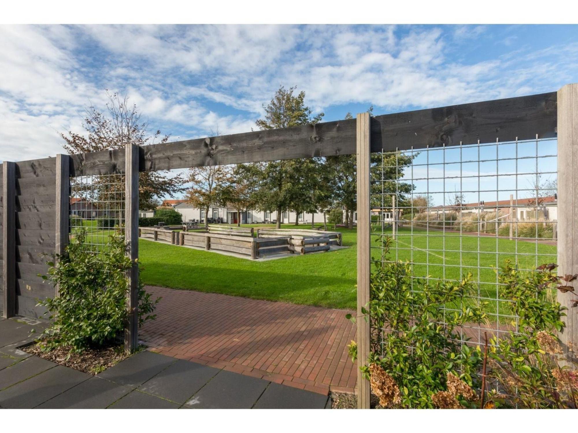 Family House On A Small Park With A Large Playing Field Serooskerke  Exterior photo